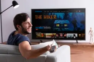Personne utilisant un service IPTV premium sur une Smart TV en 2025