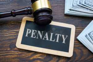 Marteau de juge avec "PENALTY" et billets d'argent - Symbolise les amendes de