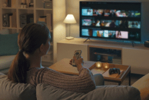 Femme avec télécommande dans salon confortable - Streaming sécurisé
